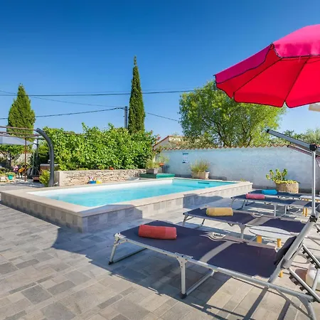 Beautiful In With Jacuzzi Holiday home
