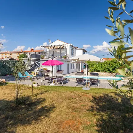 Beautiful In With Jacuzzi Holiday home