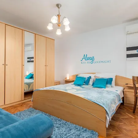 Beautiful In With Jacuzzi Holiday home Gajana