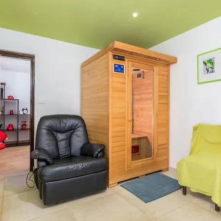 Beautiful In With Jacuzzi Holiday home