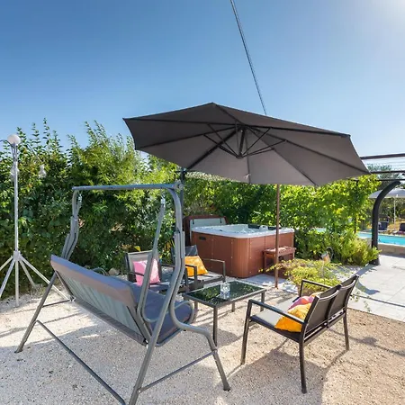 Beautiful In With Jacuzzi Gajana